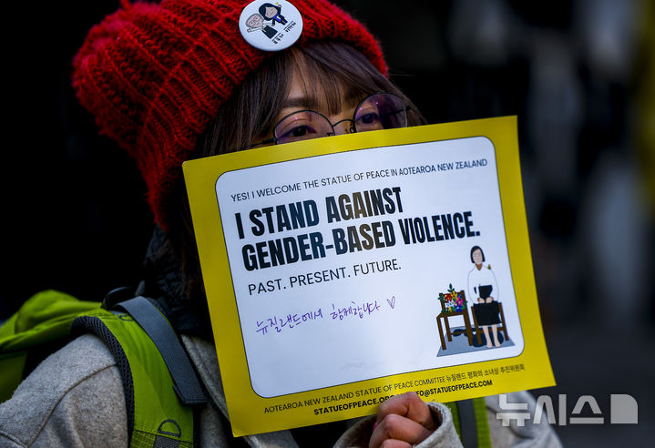 [서울=뉴시스] 정병혁 기자 = 31일 서울 종로구 옛 일본대사관 앞에서 열린 1733차 일본군성노예제 문제해결을 위한 수요시위에서 참석자들이 피켓을 들고 있다. 2025.12.31. jhope@newsis.com