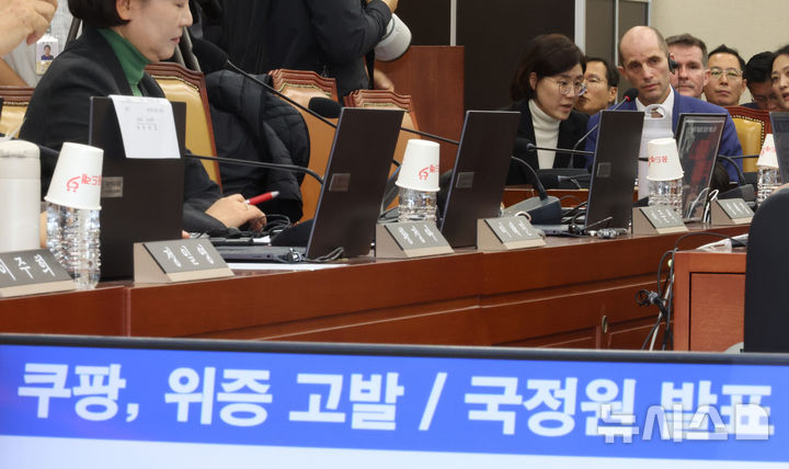 [서울=뉴시스] 김금보 기자 = 해롤드 로저스 쿠팡 대표이사가 31일 오전 서울 여의도 국회에서 열린 쿠팡 침해사고 및 개인정보 유출, 불공정 거래, 노동환경 실태 파악과 재발방지 대책 마련을 위한 연석 청문회에서 의원 질의를 듣고 있다. 2025.12.31. kgb@newsis.com