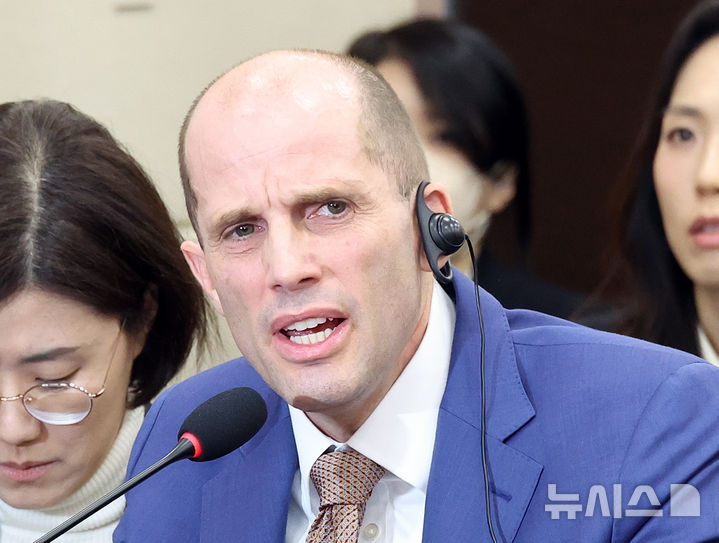 [서울=뉴시스] 김금보 기자 = 해롤드 로저스 쿠팡 대표이사가 31일 오전 서울 여의도 국회에서 열린 쿠팡 침해사고 및 개인정보 유출, 불공정 거래, 노동환경 실태 파악과 재발방지 대책 마련을 위한 연석 청문회에서 의원 질의에 답변을 하고 있다. 2025.12.31. kgb@newsis.com