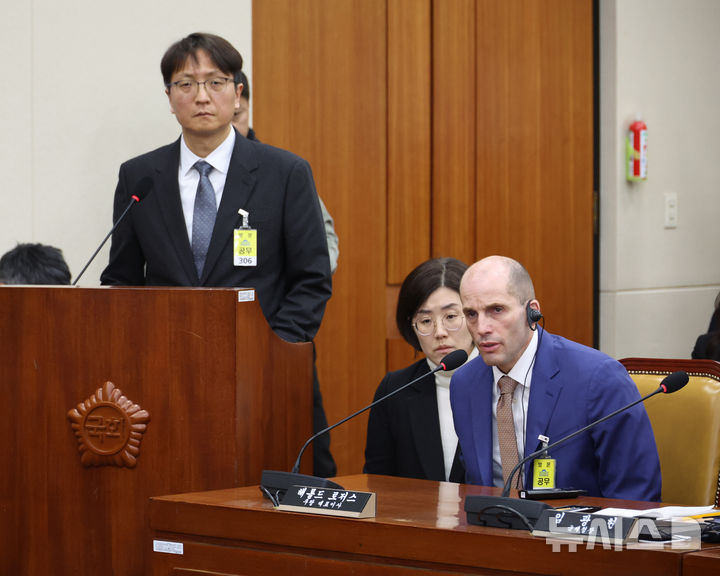 [서울=뉴시스] 김금보 기자 = 해롤드 로저스 쿠팡 대표이사가 31일 오전 서울 여의도 국회에서 열린 쿠팡 침해사고 및 개인정보 유출, 불공정 거래, 노동환경 실태 파악과 재발방지 대책 마련을 위한 연석 청문회에서 의원 질의에 답변을 하고 있다. 2025.12.31. kgb@newsis.com