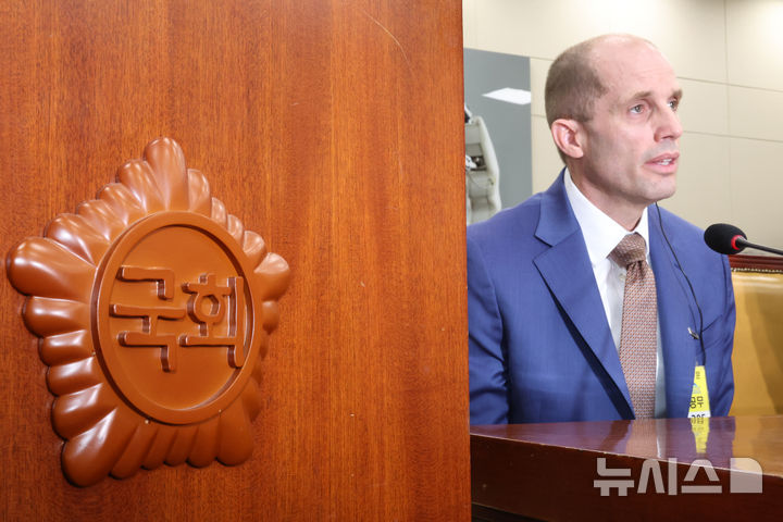 [서울=뉴시스] 김금보 기자 = 해롤드 로저스 쿠팡 대표이사가 31일 오전 서울 여의도 국회에서 열린 쿠팡 침해사고 및 개인정보 유출, 불공정 거래, 노동환경 실태 파악과 재발방지 대책 마련을 위한 연석 청문회에서 의원 질의에 답변을 하고 있다. 2025.12.31. kgb@newsis.com