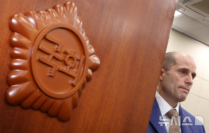 [서울=뉴시스] 김금보 기자 = 해롤드 로저스 쿠팡 대표이사가 31일 오전 서울 여의도 국회에서 열린 쿠팡 침해사고 및 개인정보 유출, 불공정 거래, 노동환경 실태 파악과 재발방지 대책 마련을 위한 연석 청문회에서 의원 질의를 듣고 있다. 2025.12.31. kgb@newsis.com