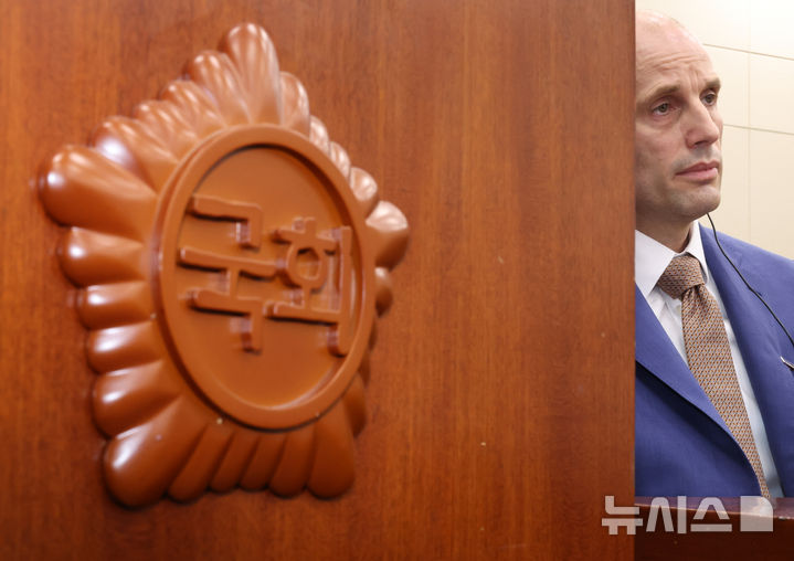 [서울=뉴시스] 김금보 기자 = 해롤드 로저스 쿠팡 대표이사가 31일 오전 서울 여의도 국회에서 열린 쿠팡 침해사고 및 개인정보 유출, 불공정 거래, 노동환경 실태 파악과 재발방지 대책 마련을 위한 연석 청문회에서 의원 질의를 듣고 있다. 2025.12.31. kgb@newsis.com