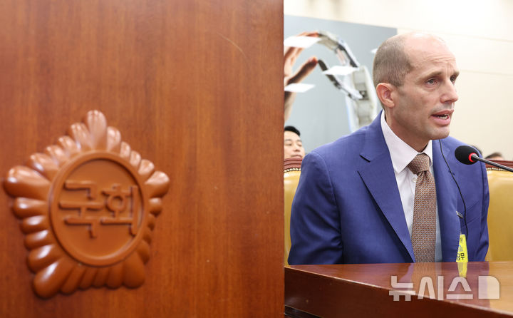 [서울=뉴시스] 김금보 기자 = 해롤드 로저스 쿠팡 대표이사가 31일 오전 서울 여의도 국회에서 열린 쿠팡 침해사고 및 개인정보 유출, 불공정 거래, 노동환경 실태 파악과 재발방지 대책 마련을 위한 연석 청문회에서 의원 질의에 답변을 하고 있다. 2025.12.31. kgb@newsis.com