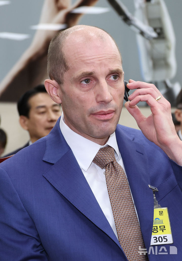 [서울=뉴시스] 김금보 기자 = 해롤드 로저스 쿠팡 대표이사가 31일 오전 서울 여의도 국회에서 열린 쿠팡 침해사고 및 개인정보 유출, 불공정 거래, 노동환경 실태 파악과 재발방지 대책 마련을 위한 연석 청문회에서 의원 질의를 듣고 있다. 2025.12.31. kgb@newsis.com