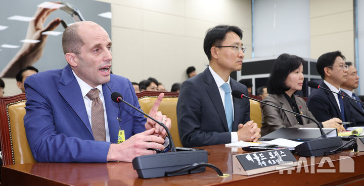 [서울=뉴시스] 김금보 기자 = 해롤드 로저스 쿠팡 대표이사가 31일 오전 서울 여의도 국회에서 열린 쿠팡 침해사고 및 개인정보 유출, 불공정 거래, 노동환경 실태 파악과 재발방지 대책 마련을 위한 연석 청문회에서 의원 질의에 답변을 하고 있다. 2025.12.31. kgb@newsis.com