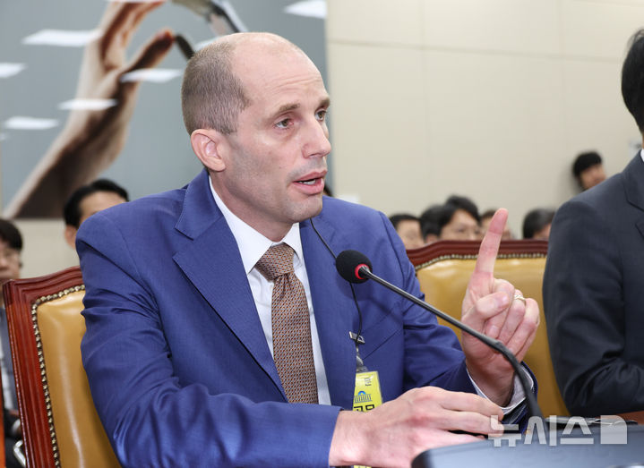 [서울=뉴시스] 김금보 기자 = 해롤드 로저스 쿠팡 대표이사가 31일 오전 서울 여의도 국회에서 열린 쿠팡 침해사고 및 개인정보 유출, 불공정 거래, 노동환경 실태 파악과 재발방지 대책 마련을 위한 연석 청문회에서 의원 질의에 답변을 하고 있다. 2025.12.31. kgb@newsis.com