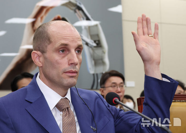 [서울=뉴시스] 김금보 기자 = 해롤드 로저스 쿠팡 대표이사가 지난해 12월 31일 오전 서울 여의도 국회에서 열린 쿠팡 침해사고 및 개인정보 유출, 불공정 거래, 노동환경 실태 파악과 재발방지 대책 마련을 위한 연석 청문회에서 발언 요청을 하고 있다. 2025.12.31. kgb@newsis.com