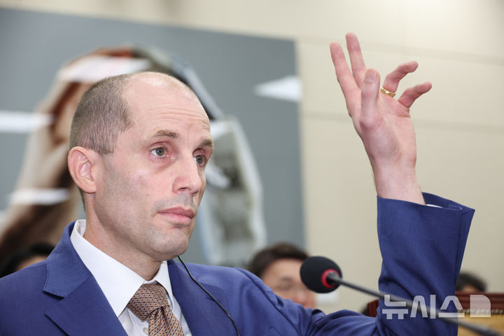 [서울=뉴시스] 김금보 기자 = 해롤드 로저스 쿠팡 대표이사가 31일 오전 서울 여의도 국회에서 열린 쿠팡 침해사고 및 개인정보 유출, 불공정 거래, 노동환경 실태 파악과 재발방지 대책 마련을 위한 연석 청문회에서 발언 요청을 하고 있다. 2025.12.31. kgb@newsis.com