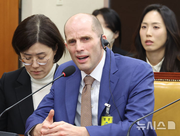 [서울=뉴시스] 김금보 기자 = 해롤드 로저스 쿠팡 대표이사가 31일 오전 서울 여의도 국회에서 열린 쿠팡 침해사고 및 개인정보 유출, 불공정 거래, 노동환경 실태 파악과 재발방지 대책 마련을 위한 연석 청문회에서 의원 질의에 답변을 하고 있다. 2025.12.31. kgb@newsis.com