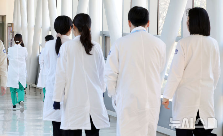 [서울=뉴시스] 홍효식 기자 = 의사 인력 수요·공급을 예측하고 의대 정원 규모를 추계하는 의사인력 수급추계위원회(추계위)가 2040년 의사인력이 최대 1만1136명이 부족할 거라고 결론을 내렸다. 31일 서울 시내 한 대학병원에서 의사들이 이동하고 있다. 2025.12.31. yesphoto@newsis.com