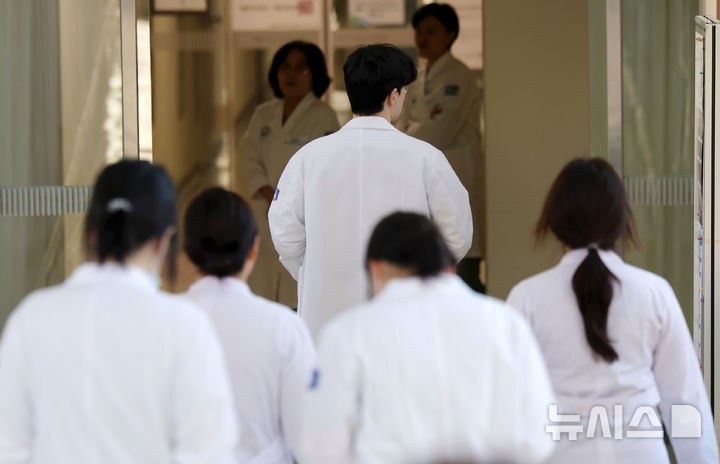 [서울=뉴시스] 홍효식 기자 = 서울 시내 한 대학병원에서 의사들이 이동하고 있다. 2025.12.31. yesphoto@newsis.com