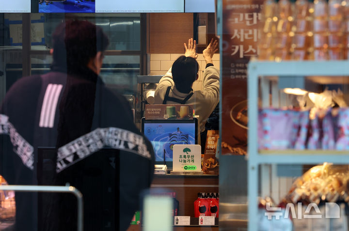 [서울=뉴시스] 이영환 기자 = 서울 시내의 한 빵집에서 직원이 업무를 하고 있다. 2026년 최저임금은 2025년 최저임금 1만30원 보다 290원(2.9%) 인상된 1만320원이다. 2025.12.31. 20hwan@newsis.com