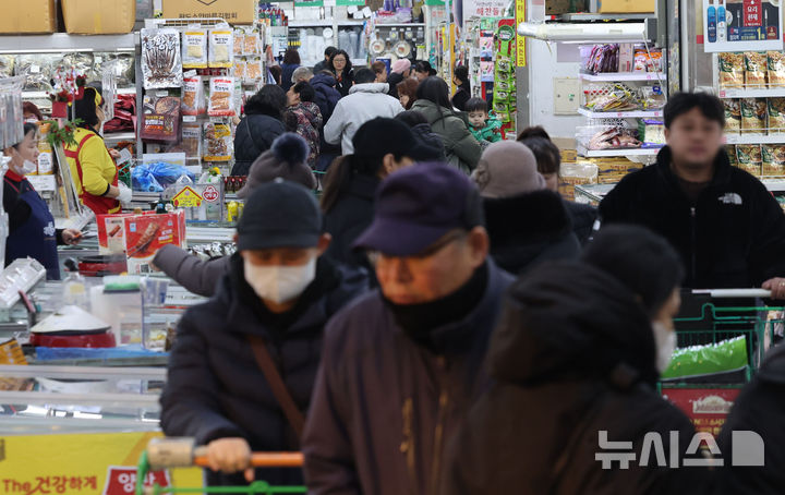 [서울=뉴시스] 권창회 기자 = 31일 서울 시내 대형마트에서 시민들이 장을 보고 있다. 2025.12.31. kch0523@newsis.com