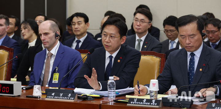 [서울=뉴시스] 김금보 기자 = 배경훈 과학기술정보통신부 장관이 31일 오후 서울 여의도 국회에서 열린 쿠팡 침해사고 및 개인정보 유출, 불공정 거래, 노동환경 실태 파악과 재발방지 대책 마련을 위한 연석 청문회에서 의원 질의에 답변을 하고 있다. 2025.12.31. kgb@newsis.com