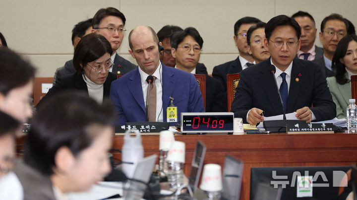 [서울=뉴시스] 김금보 기자 = 배경훈 과학기술정보통신부 장관이 31일 오후 서울 여의도 국회에서 열린 쿠팡 침해사고 및 개인정보 유출, 불공정 거래, 노동환경 실태 파악과 재발방지 대책 마련을 위한 연석 청문회에서 의원 질의에 답변을 하고 있다. 2025.12.31. kgb@newsis.com