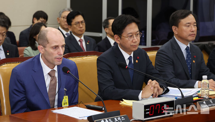 [서울=뉴시스] 김금보 기자 = 해롤드 로저스 쿠팡 대표이사가 31일 오후 서울 여의도 국회에서 열린 쿠팡 침해사고 및 개인정보 유출, 불공정 거래, 노동환경 실태 파악과 재발방지 대책 마련을 위한 연석 청문회에서 의원 질의에 답변을 하고 있다. 2025.12.31. kgb@newsis.com