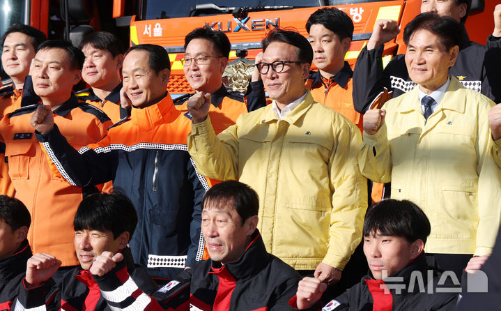 [서울=뉴시스] 김선웅 기자 = 김민석 국무총리가 31일 서울 양천소방서에서 연말연시 소방안전 현장 점검 및 소방관 격려를 마친 뒤 기념사진을 촬영하고 있다. (공동취재) 2025.12.31. photo@newsis.com