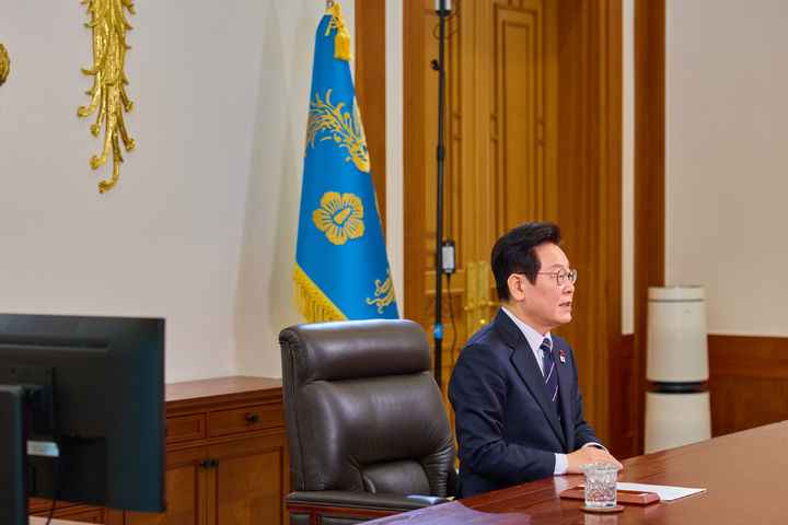 [서울=뉴시스] 고범준 기자 = 이재명 대통령이 청와대에서 2026년 신년사를 하고 있다. (사진=청와대 제공) 2026.01.01. photo@newsis.com *재판매 및 DB 금지