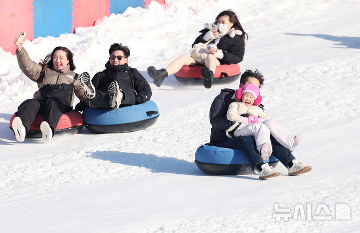 [서울=뉴시스] 김진아 기자 = 31일 서울 광진구 뚝섬한강공원 눈썰매장을 찾은 시민들이 눈썰매를 타고 있다.&nbsp; 겨울철을 맞아 이날 개장한 뚝섬, 잠원, 여의도 한강공원 눈썰매장은 내년 2월18일까지 운영된다. 2025.12.31. bluesoda@newsis.com