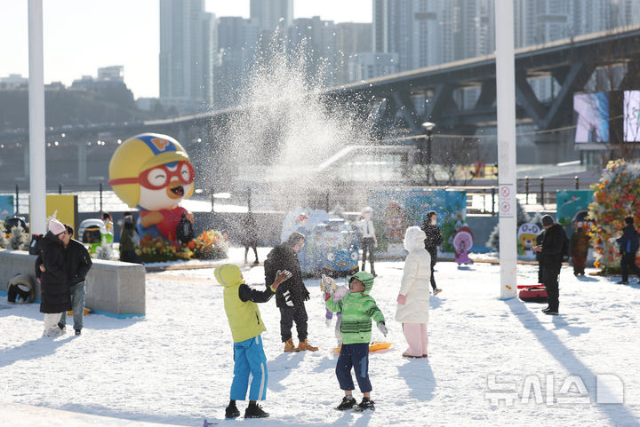 [서울=뉴시스] 김진아 기자 = 31일 서울 광진구 뚝섬한강공원 눈썰매장을 찾은 아이들이 즐거운 시간을 보내고 있다.&nbsp; 겨울철을 맞아 이날 개장한 뚝섬, 잠원, 여의도 한강공원 눈썰매장은 내년 2월18일까지 운영된다. 2025.12.31. bluesoda@newsis.com
