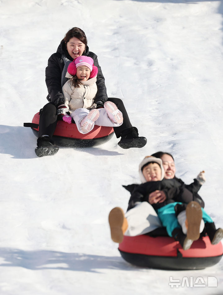 [서울=뉴시스] 김진아 기자 = 31일 서울 광진구 뚝섬한강공원 눈썰매장을 찾은 엄마와 아이가 눈썰매를 타고 있다.&nbsp; 겨울철을 맞아 이날 개장한 뚝섬, 잠원, 여의도 한강공원 눈썰매장은 내년 2월18일까지 운영된다. 2025.12.31. bluesoda@newsis.com