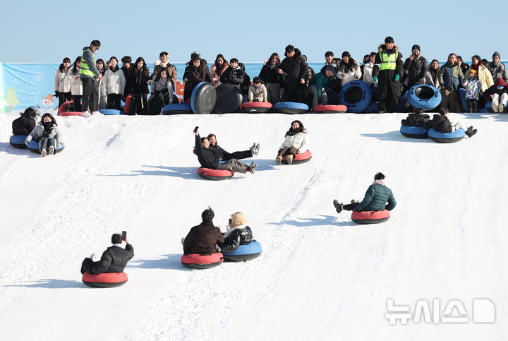 [서울=뉴시스] 김진아 기자 = 31일 서울 광진구 뚝섬한강공원 눈썰매장을 찾은 시민들이 눈썰매를 타고 있다.&nbsp; 겨울철을 맞아 이날 개장한 뚝섬, 잠원, 여의도 한강공원 눈썰매장은 내년 2월18일까지 운영된다. 2025.12.31. bluesoda@newsis.com