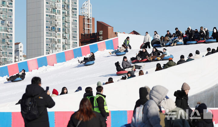 도심에 다시 찾아온 눈썰매장 [뉴시스Pic] 