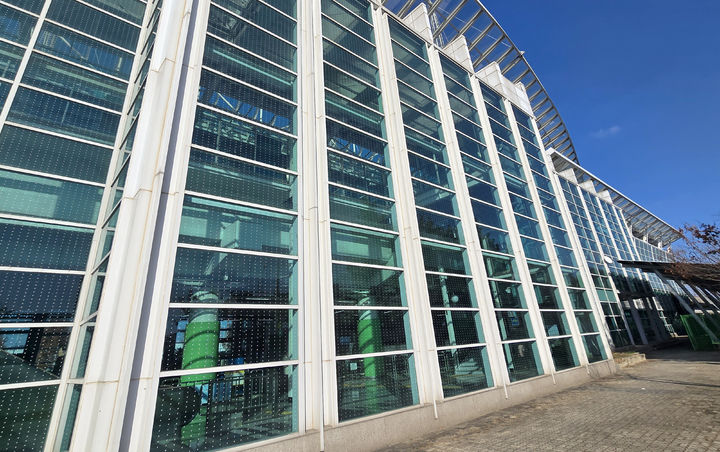 [광주=뉴시스] 광주교통공사, 평동역 외벽 조류충돌 방지 테이프 부착. (사진=광주교통공사 제공). photo@newsis.com *재판매 및 DB 금지