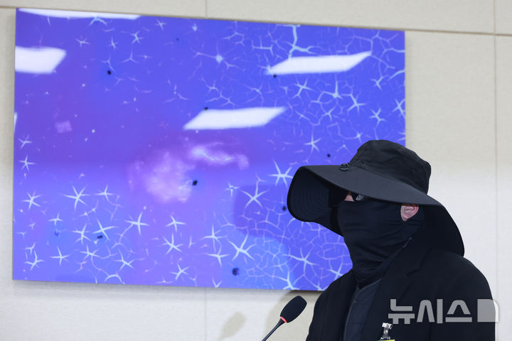 [서울=뉴시스] 고승민 기자 = 31일 서울 여의도 국회에서 열린 쿠팡 침해사고 및 개인정보 유출, 불공정 거래, 노동환경 실태 파악과 재발방지 대책 마련을 위한 청문회에서 얼굴을 가린 참고인이 쿠팡 관련 진술을 하고 있다. 2025.12.31. kkssmm99@newsis.com