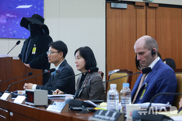 [서울=뉴시스] 고승민 기자 = 31일 서울 여의도 국회에서 열린 쿠팡 침해사고 및 개인정보 유출, 불공정 거래, 노동환경 실태 파악과 재발방지 대책 마련을 위한 청문회에서 얼굴을 가린 참고인이 쿠팡 관련 진술을 하고 있다. 2025.12.31. kkssmm99@newsis.com