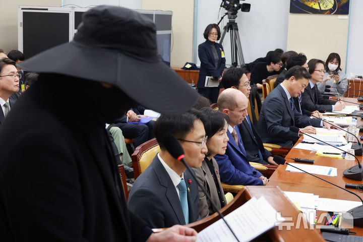 [서울=뉴시스] 고승민 기자 = 31일 서울 여의도 국회에서 열린 쿠팡 침해사고 및 개인정보 유출, 불공정 거래, 노동환경 실태 파악과 재발방지 대책 마련을 위한 청문회에서 얼굴을 가린 참고인이 쿠팡 관련 진술을 하고 있다. 2025.12.31. kkssmm99@newsis.com