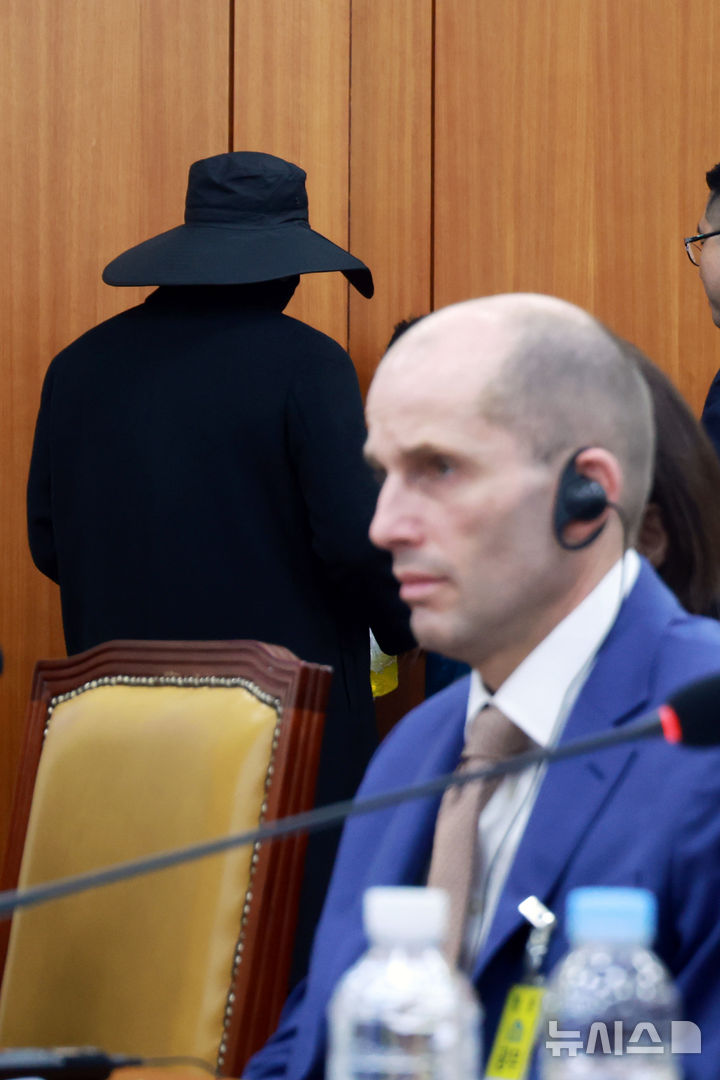 [서울=뉴시스] 고승민 기자 = 30일 서울 여의도 국회에서 열린 쿠팡 침해사고 및 개인정보 유출, 불공정 거래, 노동환경 실태 파악과 재발방지 대책 마련을 위한 청문회에서 얼굴을 가린 참고인이 쿠팡 관련 진술을 마친 뒤 비공개 참고인석으로 향하고 있다. 2025.12.30. kkssmm99@newsis.com