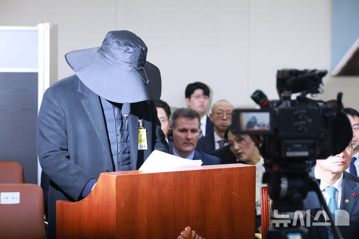 [서울=뉴시스] 고승민 기자 = 31일 서울 여의도 국회에서 열린 쿠팡 침해사고 및 개인정보 유출, 불공정 거래, 노동환경 실태 파악과 재발방지 대책 마련을 위한 청문회에서 얼굴을 가린 참고인이 쿠팡 관련 진술을 하고 있다. 2025.12.31. kkssmm99@newsis.com