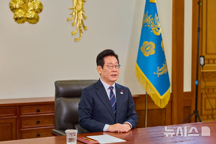 [서울=뉴시스] 고범준 기자 = 이재명 대통령이 청와대에서 2026년 신년사를 하고 있다. (사진=청와대 제공) 2026.01.01. photo@newsis.com *재판매 및 DB 금지