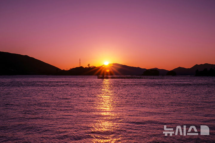 [사천=뉴시스] 차용현 기자 = 31일 오후 경남 사천시 실안마을 인근에서 바라본 서쪽하늘에 2025년 마지막 해가 저물고 있다. 2025.12.31. con@newsis.com