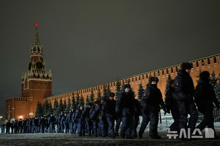 모스크바 붉은 광장의[모스크바=AP/뉴시스] 러시아 경찰과 방위군이 지난달 31일 제야 행사를 위해 폐쇄된 모스크바 붉은 광장에서 줄 지어 걷고 있다. 2026.01.02. 