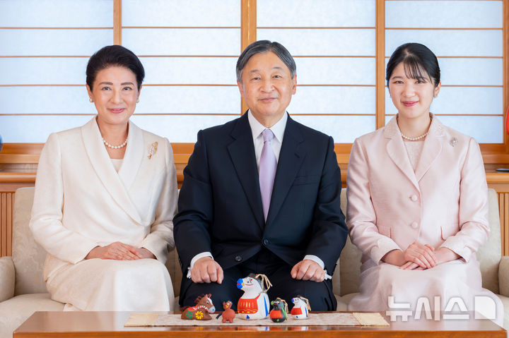 [도쿄=AP/뉴시스] 일본 궁내청이 제공한 사진에 지난해 12월 23일 도쿄에서 나루히토(가운데) 일왕, 마사코 (왼쪽) 왕비, 아이코 공주가 새해 기념 사진 촬영을 하고 있다. 2026.07.17.