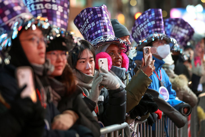 [뉴욕=AP/뉴시스] 지난해 12월 31일(현지 시간) 미국 뉴욕 타임스퀘어에 모인 사람들이 새해 카운트다운 행사 '볼 드롭'(하강)을 기다리고 있다. 2026.01.01.