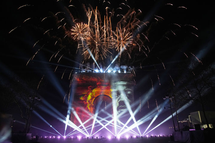 [파리=AP/뉴시스] 프랑스 파리 개선문에서 1일(현지 시간) 새해맞이 불꽃놀이가 펼쳐지고 있다. 2026.01.01.