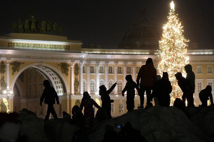 [상트페테르부르크=AP/뉴시스] 지난해 12월 31일(현지 시간) 러시아 상트페테르부르크 팔라스 광장에서 어린이들이 새해를 앞두고 눈더미 위에서 놀고 있다. 2026.01.01.