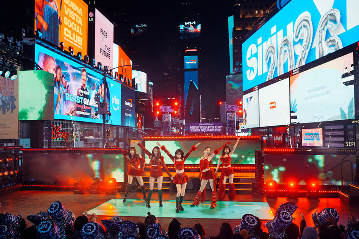 [뉴욕=AP/뉴시스] K팝 걸그룹 르세라핌이 지난해 12월 31일(현지 시간) 미국 뉴욕 타임스퀘어에서 열린 새해맞이 행사에서 공연하고 있다. 2026.01.01.