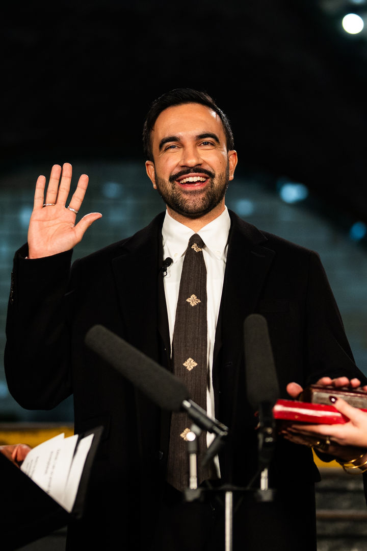 [서울=AP/뉴시스]조란 맘다디 미국 뉴욕시장 당선인이 1일(현지시간) 옛 뉴욕시청 지하철역 역사 계단에서 취임 선서를 하고 있다. 2026.01.01.