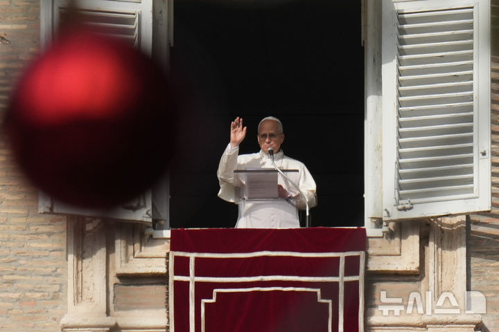 [바티칸=AP/뉴시스] 교황 레오 14세가 1일 성 바실리카 성당에서 신년 미사를 집전한 뒤 발코니에서 성 베드로 광장에 모인 순례객들에게 축복을 보내고 있다.2026.01.02.&nbsp;&nbsp; 