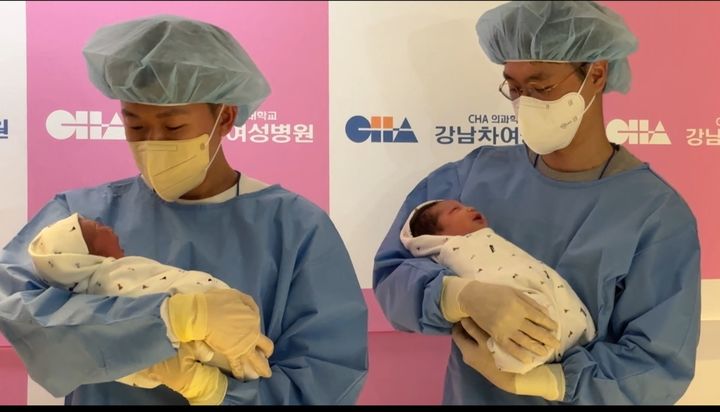 [서울=뉴시스] 1일 서울시 강남차여성병원에서 0시0분께 2.88㎏의 여아 쨈이(왼쪽)와 같은 시간 3.42㎏의 여아 도리가 탄생했다.(사진=강남차여성병원 제공) photo@newsis.com *재판매 및 DB 금지 *재판매 및 DB 금지