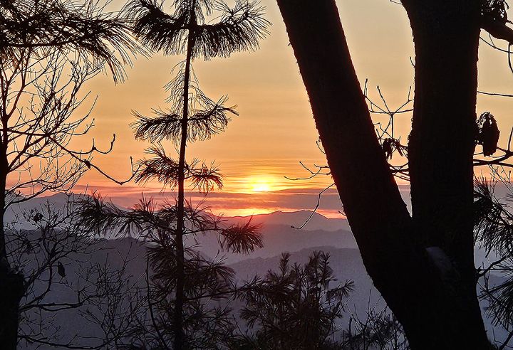 [횡성=뉴시스] 2026년 병오년(丙午年) 새해를 맞은 1일 강원 횡성군 웰리힐리파크 수리봉 정상으로 희망찬 첫 해가 떠오르고 있다. (사진=웰리힐리파크 제공) 2026.01.01. photo@newsis.com *재판매 및 DB 금지