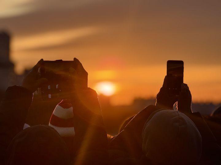 [대구=뉴시스] 정재익 기자 = 병오년(丙午年) 새해가 밝은 1일 오전 대구 동구 해맞이다리에서 시민들이 힘차게 떠오르는 일출을 촬영하고 있다. 2025.01.01. jjikk@newsis.com *재판매 및 DB 금지