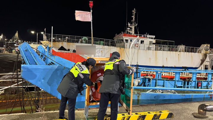 [목포=뉴시스]인명구조함 점검하는 목포해경. (사진=목포해경 제공) 2026.01.01. photo@newsis.com *재판매 및 DB 금지