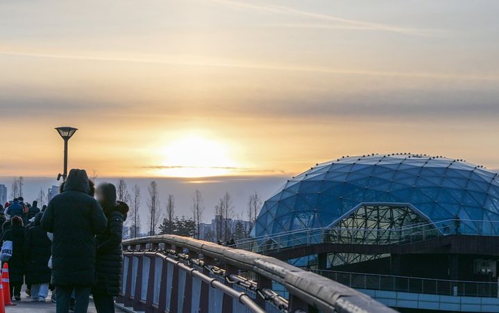 [세종=뉴시스] 2026년 1월 1일 세종호수공원에서 시민들이 일출을 기다리고 있다.(사진=세종시 제공). 2026.01.01. photo@newsis.com. *재판매 및 DB 금지