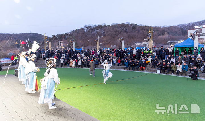 [군포=뉴시스] 군포시가 1일 관내 반월 호수 수변공원에서 시민 3000여명이 참여한 가운데 진도 북춤 등 다양한 행사와 함께 '2026년 해맞이 행사'를 열고 있다.(사진=군포시 제공).2026.01.01.photo@newsis.com